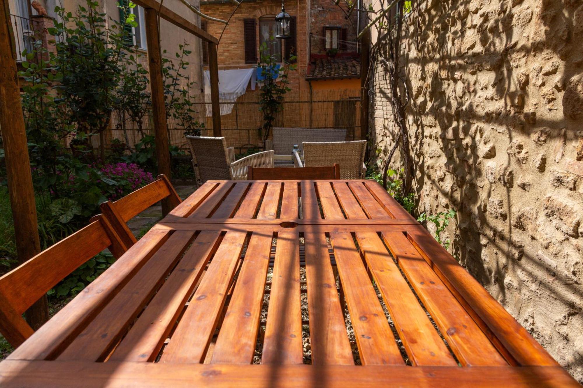 Il Cantuccio- Appartamento In Centro Con Giardino Volterra Exteriör bild