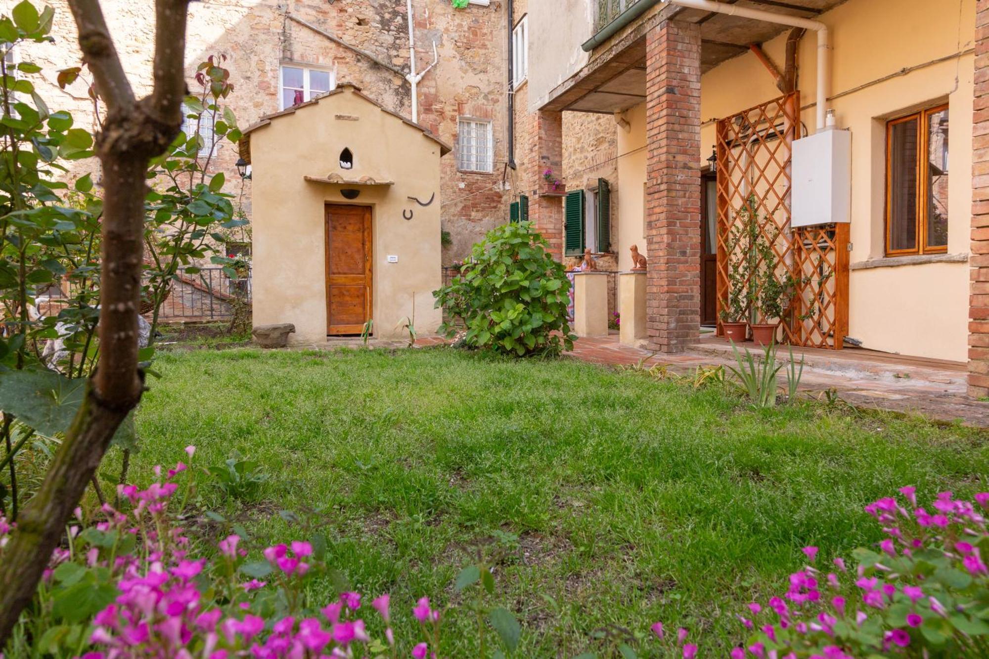 Il Cantuccio- Appartamento In Centro Con Giardino Volterra Exteriör bild